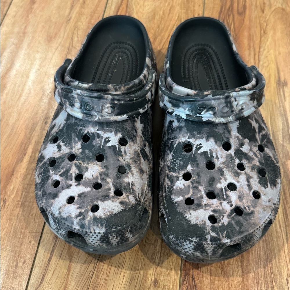 CROCS Kids Slippers in Black and Gray Pattern